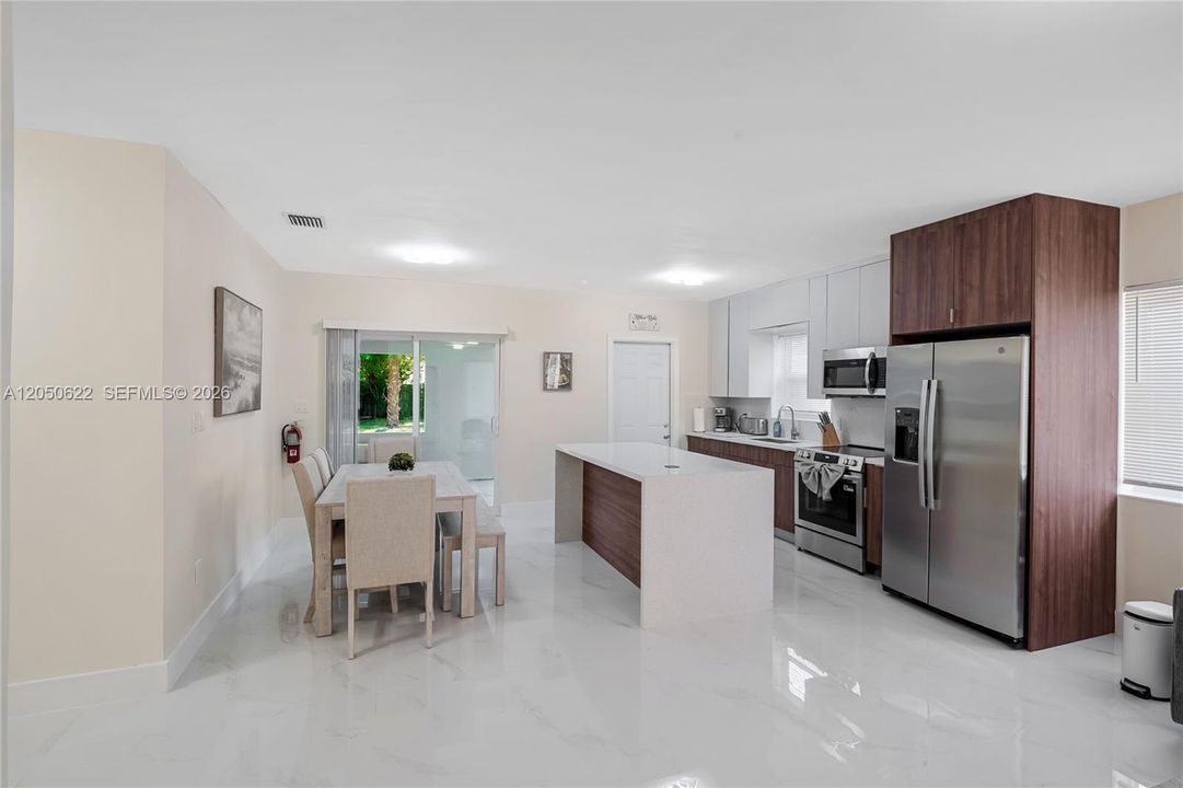 В аренду: $3,250 (2 спален, 2 ванн, 1015 Квадратных фут)