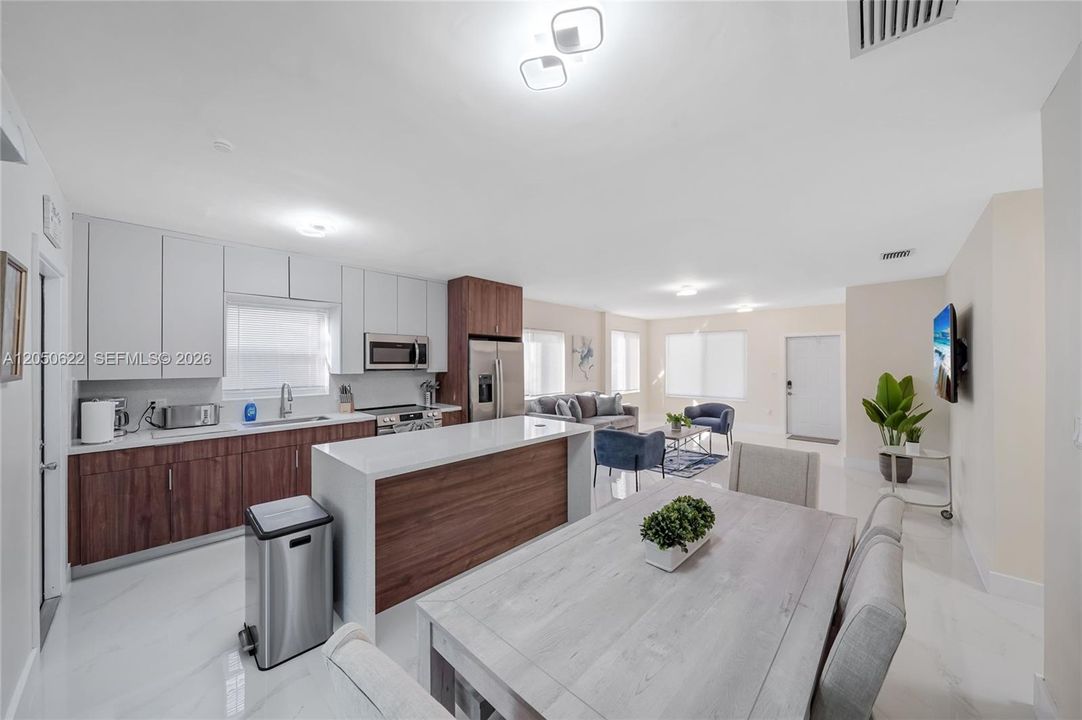 В аренду: $3,250 (2 спален, 2 ванн, 1015 Квадратных фут)