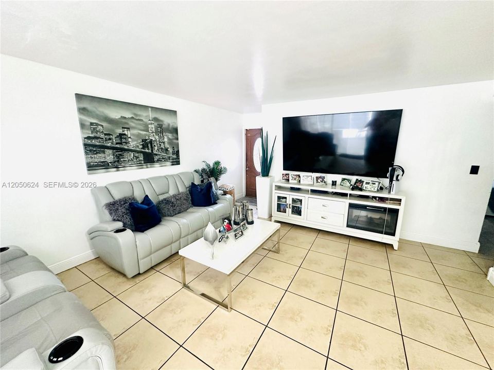 В аренду: $2,700 (2 спален, 1 ванн, 890 Квадратных фут)