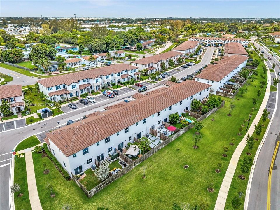 В аренду: $3,300 (3 спален, 3 ванн, 1328 Квадратных фут)