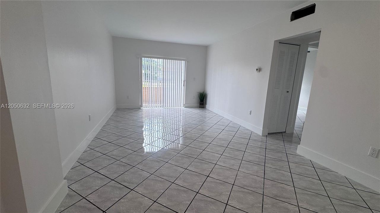 В аренду: $1,950 (2 спален, 1 ванн, 725 Квадратных фут)