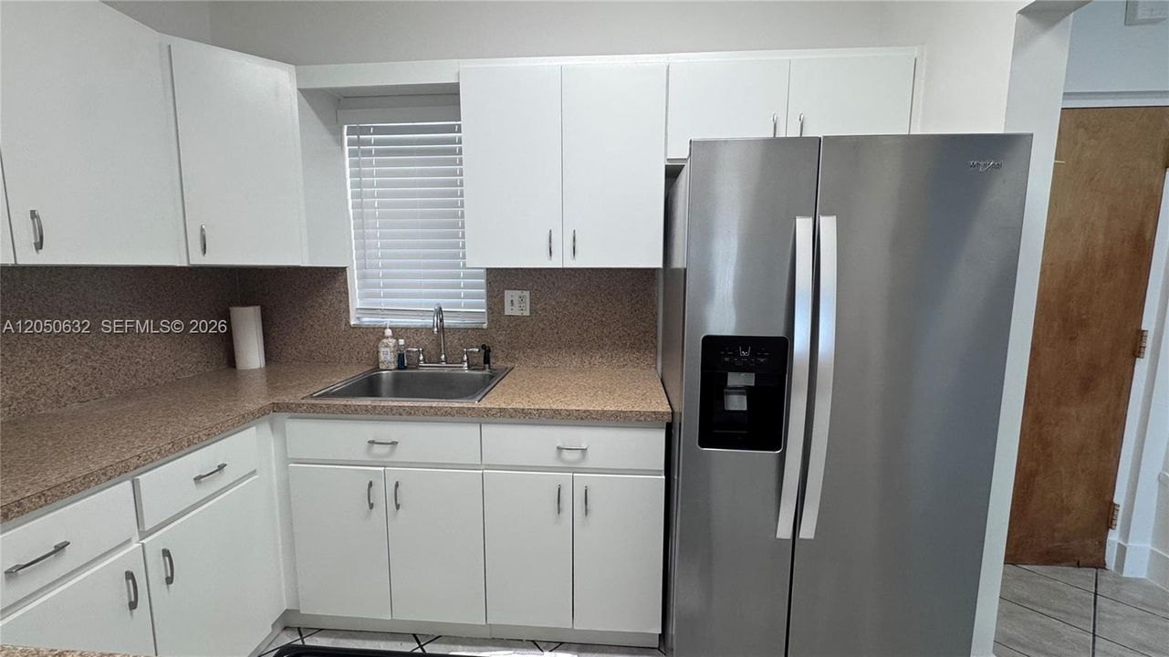 В аренду: $1,950 (2 спален, 1 ванн, 725 Квадратных фут)