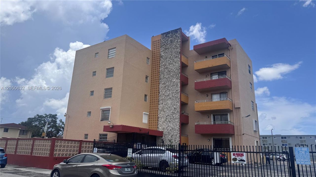 В аренду: $1,950 (2 спален, 1 ванн, 725 Квадратных фут)
