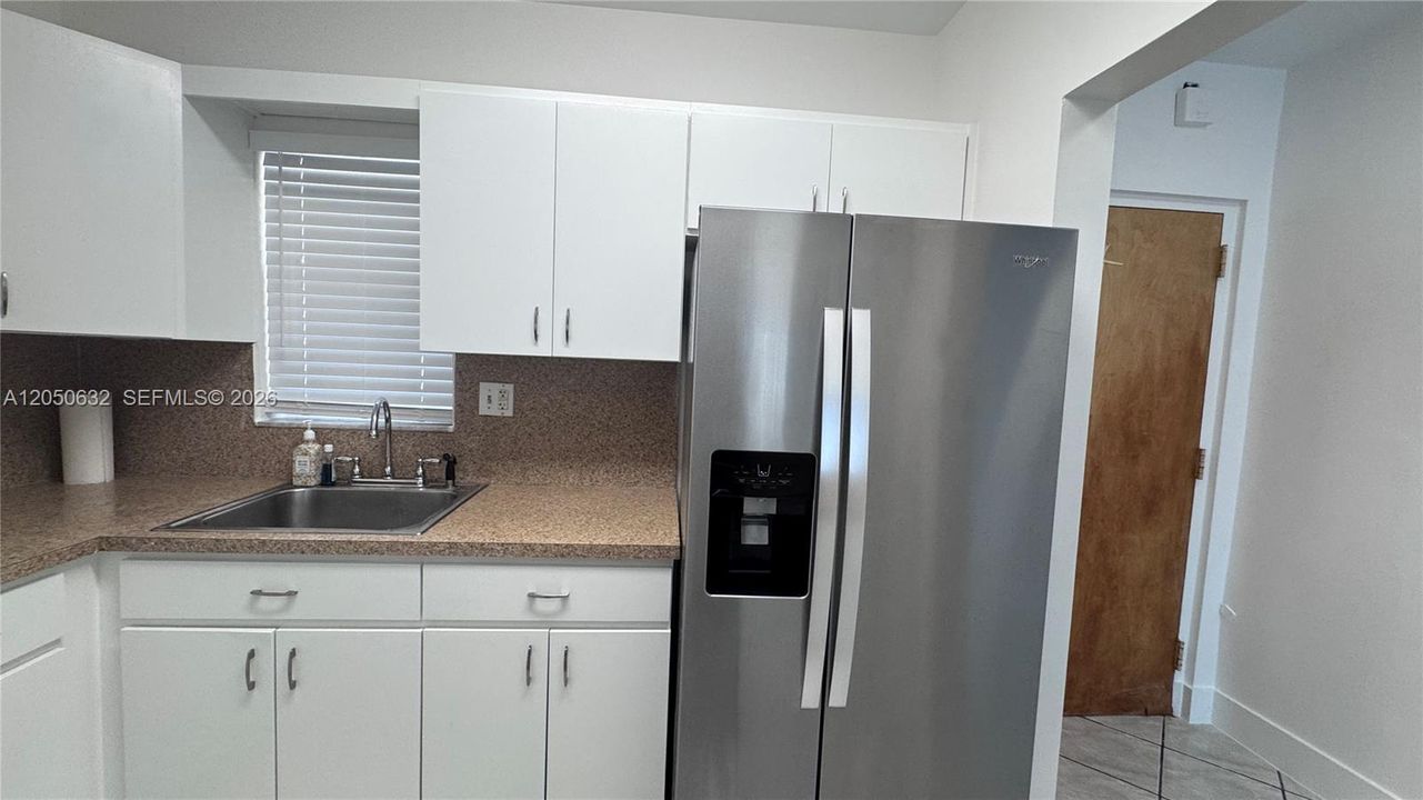 В аренду: $1,950 (2 спален, 1 ванн, 725 Квадратных фут)