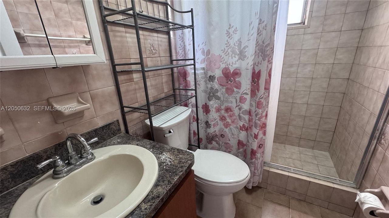 В аренду: $1,950 (2 спален, 1 ванн, 725 Квадратных фут)