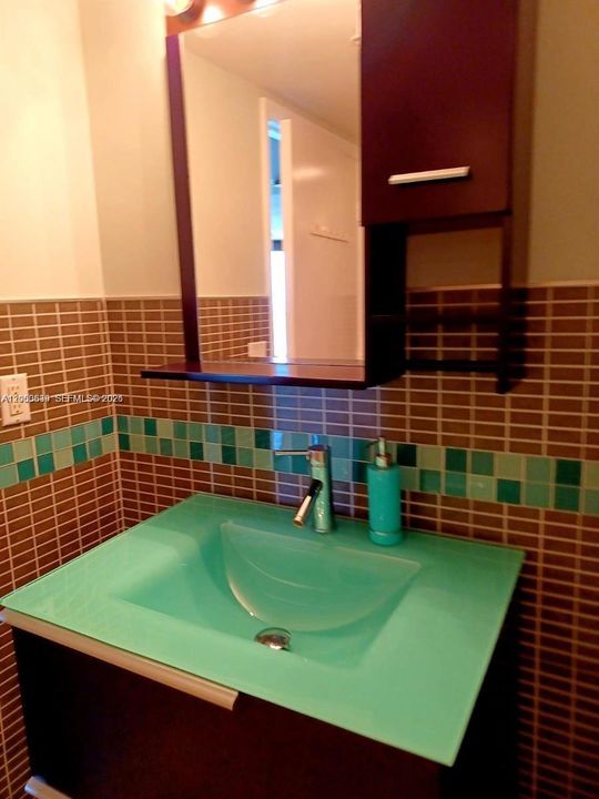 For Sale: $759,000 (1 beds, 2 baths, 1000 Square Feet)