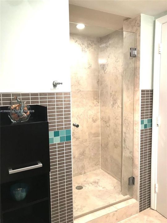 For Sale: $759,000 (1 beds, 2 baths, 1000 Square Feet)