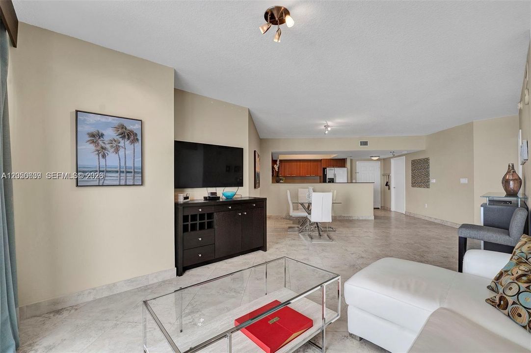 For Sale: $759,000 (1 beds, 2 baths, 1000 Square Feet)