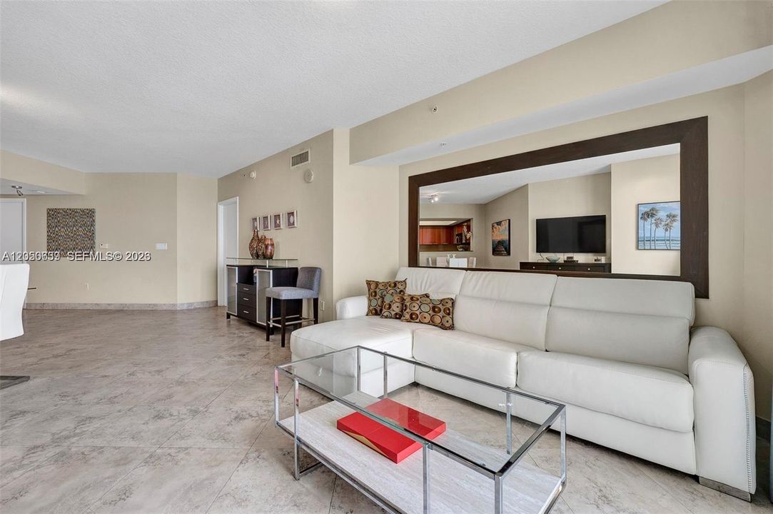 For Sale: $759,000 (1 beds, 2 baths, 1000 Square Feet)