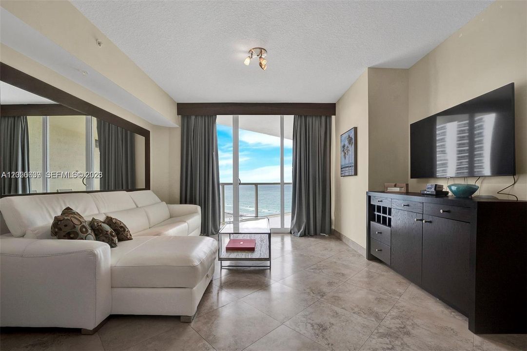 For Sale: $759,000 (1 beds, 2 baths, 1000 Square Feet)