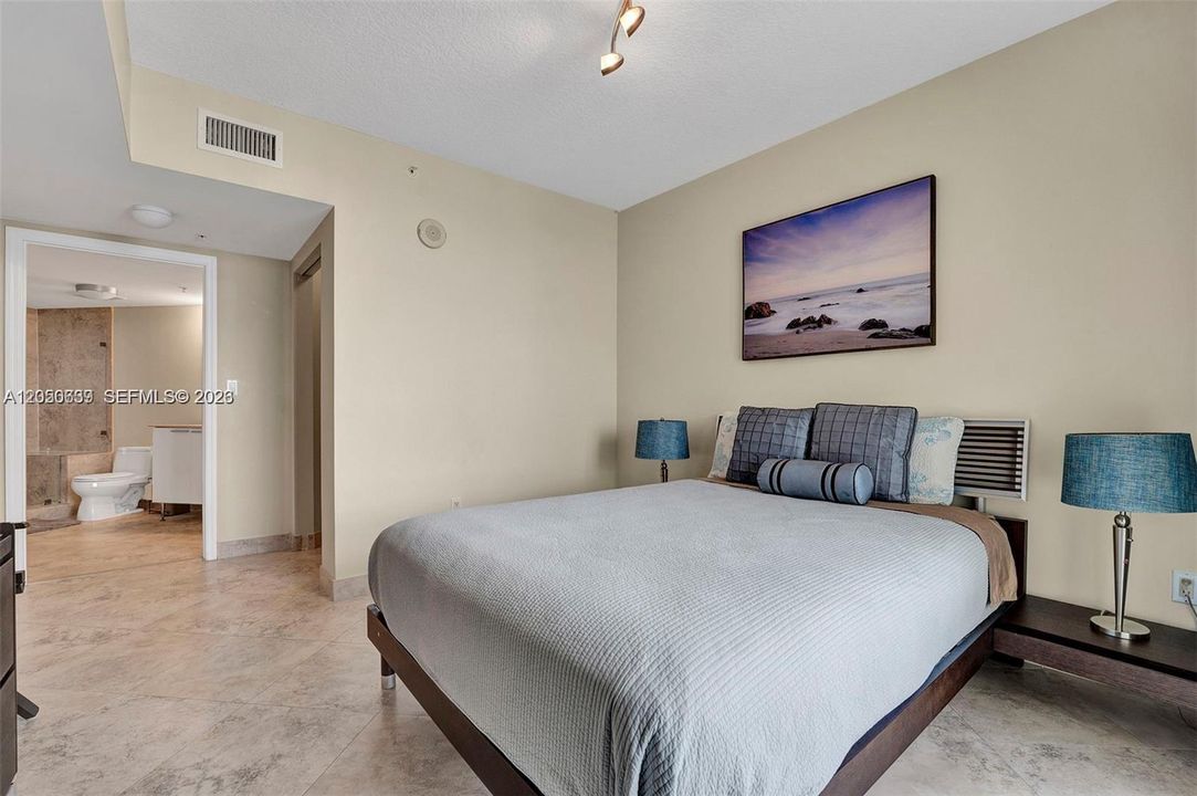 For Sale: $759,000 (1 beds, 2 baths, 1000 Square Feet)