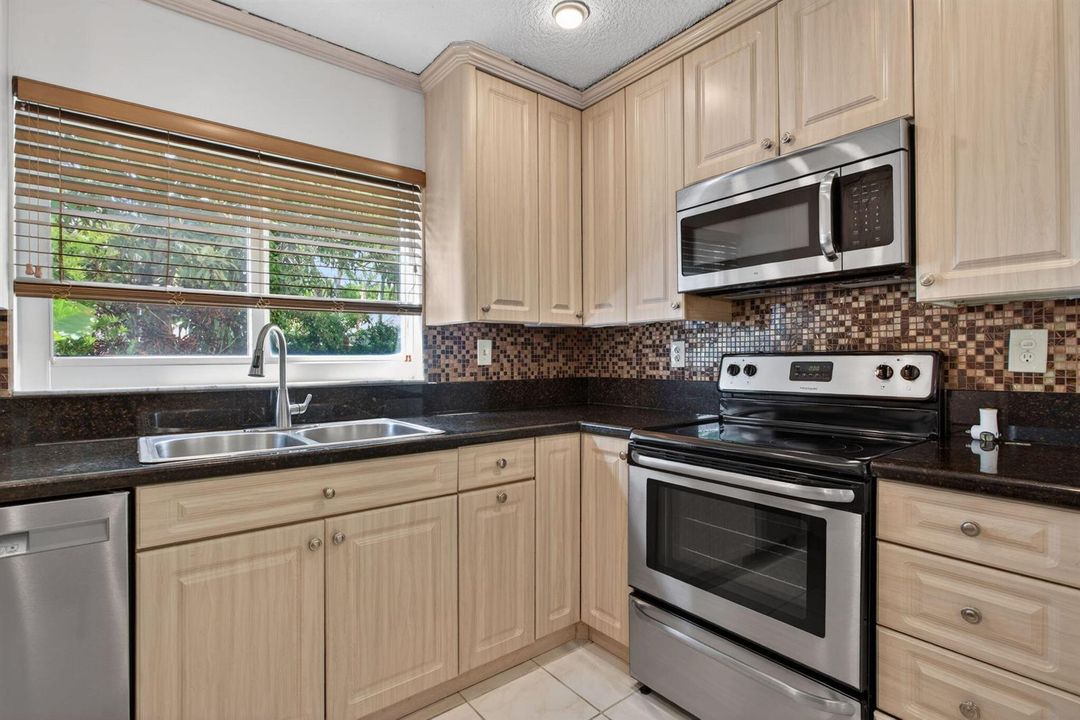 26-web-or-mls-9812 interiors-4489