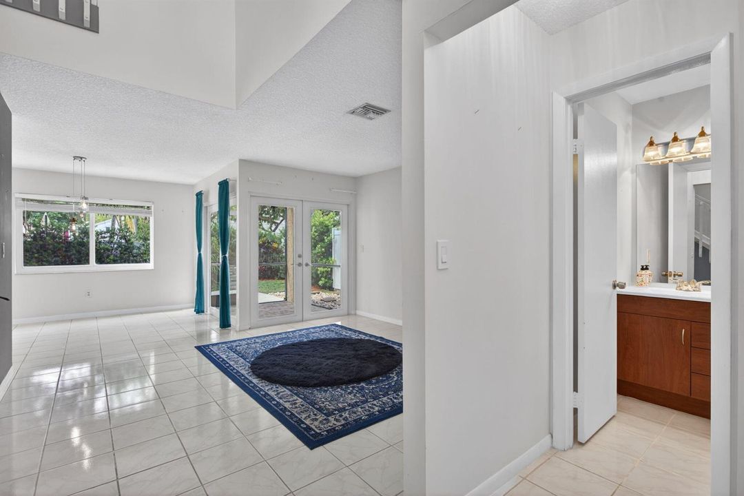 12-web-or-mls-9812 interiors-4413