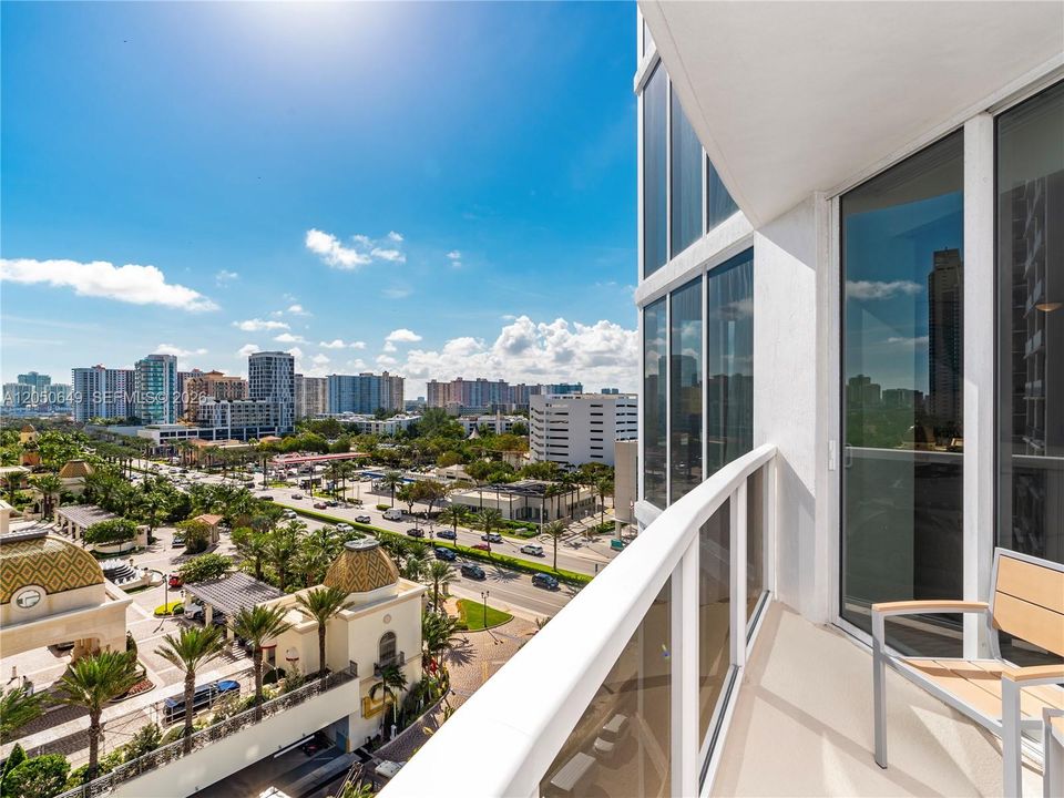For Sale: $595,000 (1 beds, 1 baths, 1021 Square Feet)
