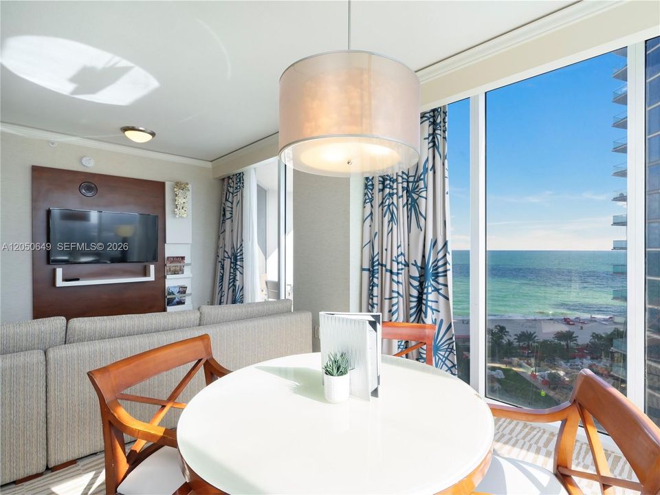 For Sale: $595,000 (1 beds, 1 baths, 1021 Square Feet)