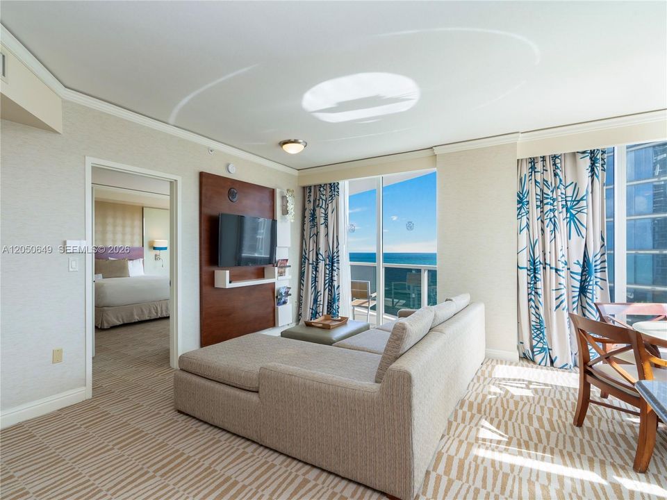 For Sale: $595,000 (1 beds, 1 baths, 1021 Square Feet)