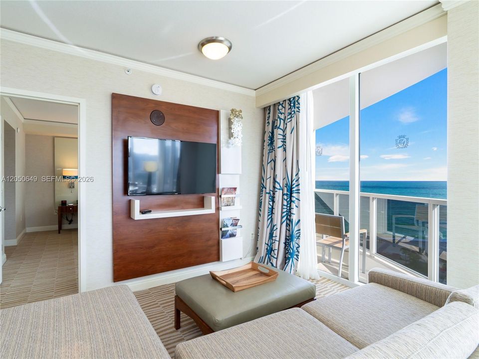 For Sale: $595,000 (1 beds, 1 baths, 1021 Square Feet)