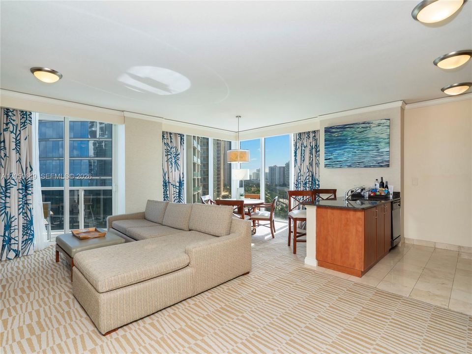 For Sale: $595,000 (1 beds, 1 baths, 1021 Square Feet)