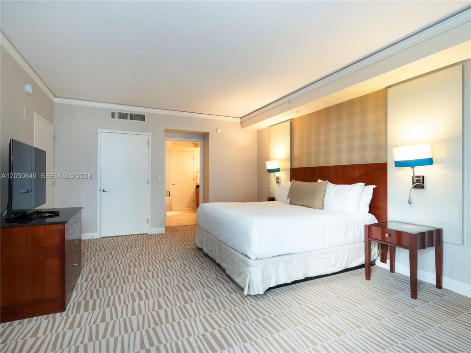 For Sale: $595,000 (1 beds, 1 baths, 1021 Square Feet)
