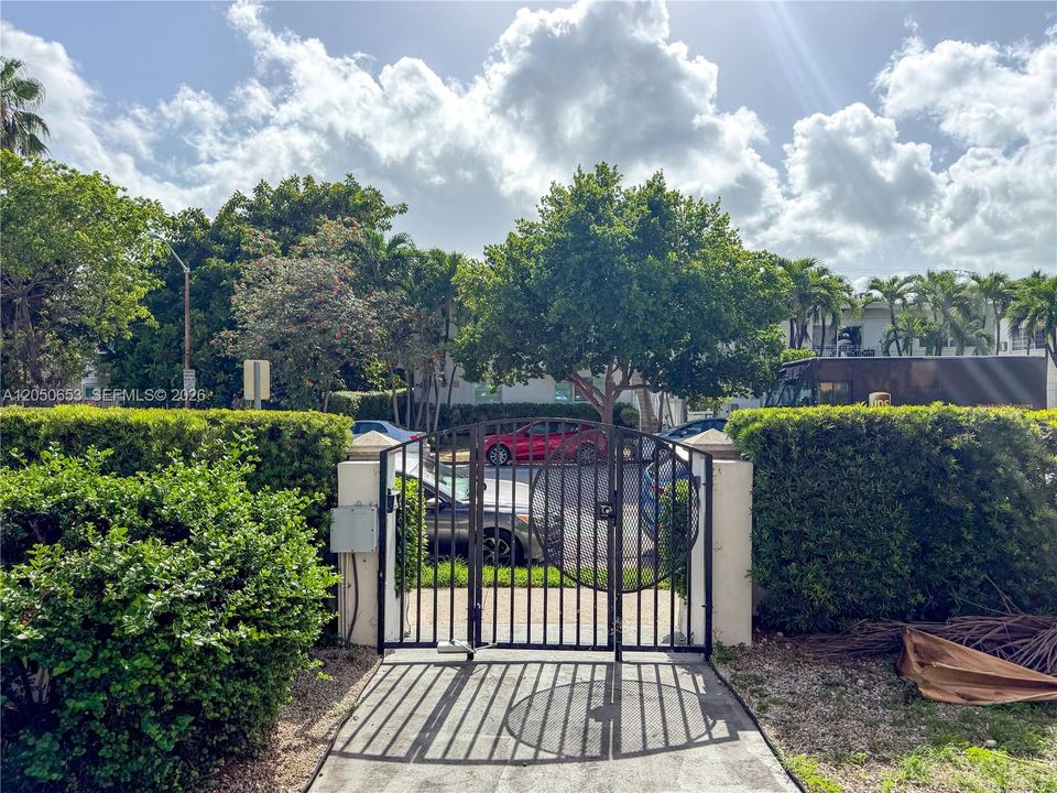 For Rent: $2,850 (2 beds, 1 baths, 800 Square Feet)