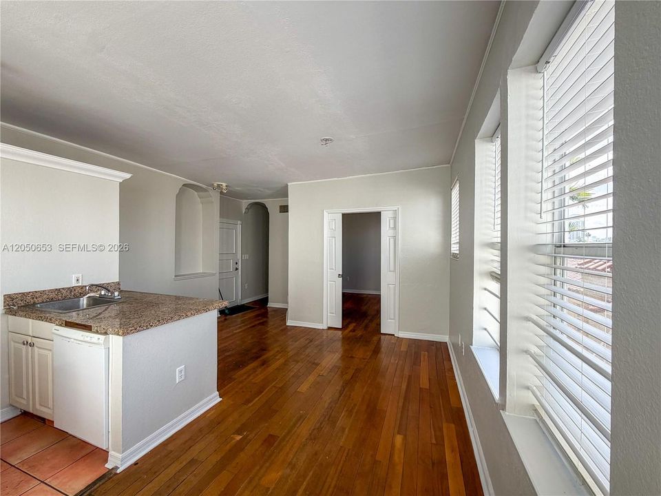 For Rent: $2,850 (2 beds, 1 baths, 800 Square Feet)