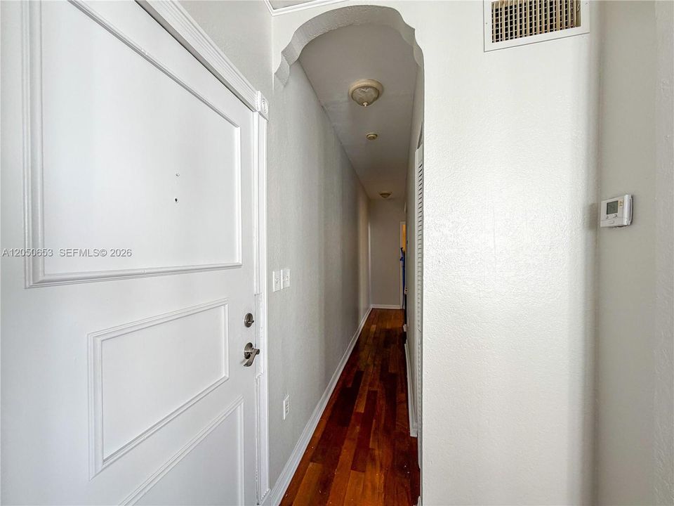 For Rent: $2,850 (2 beds, 1 baths, 800 Square Feet)