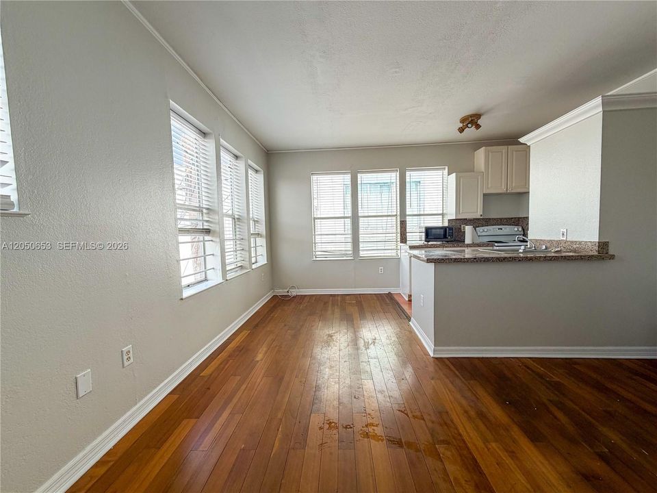 For Rent: $2,850 (2 beds, 1 baths, 800 Square Feet)