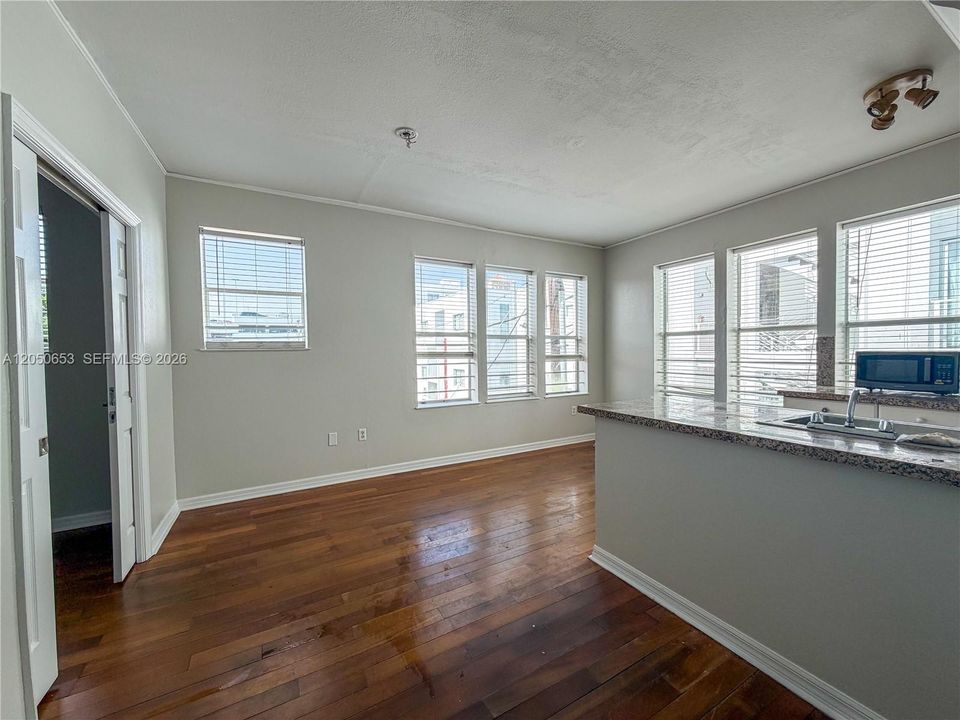 For Rent: $2,850 (2 beds, 1 baths, 800 Square Feet)