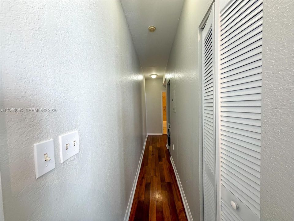 For Rent: $2,850 (2 beds, 1 baths, 800 Square Feet)