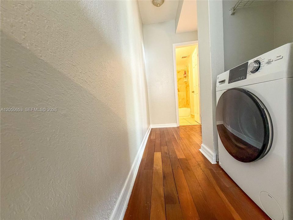 For Rent: $2,850 (2 beds, 1 baths, 800 Square Feet)