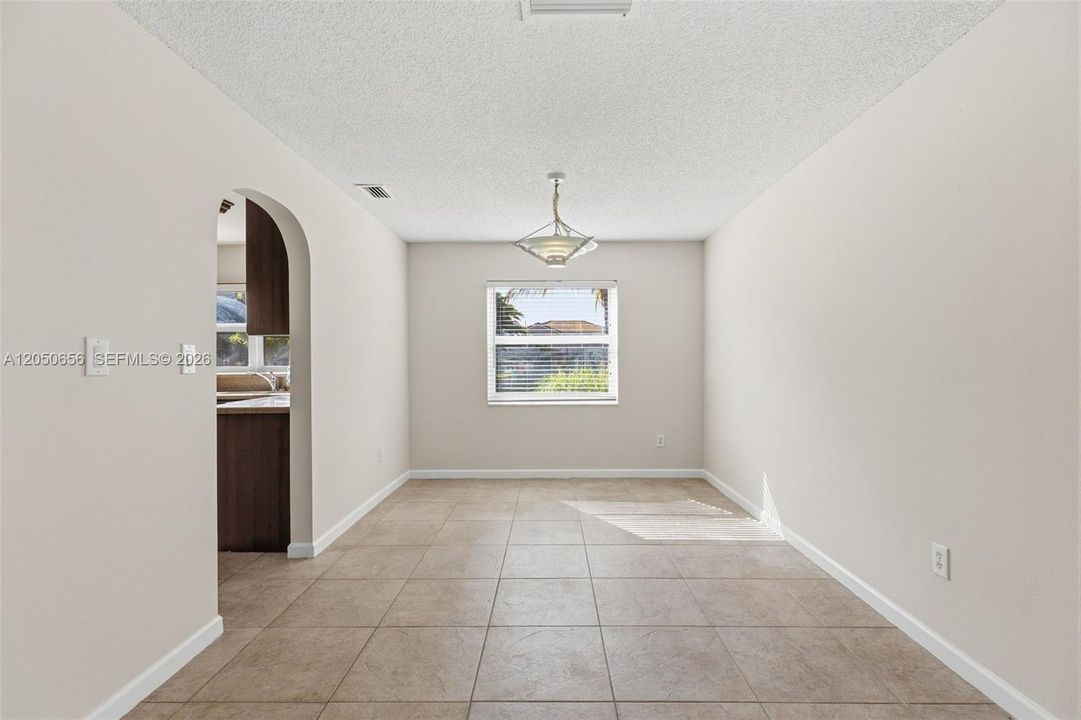 En Venta: $595,000 (3 camas, 2 baños, 2144 Pies cuadrados)