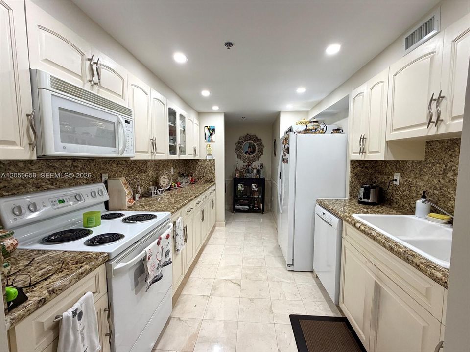 For Rent: $3,600 (2 beds, 2 baths, 1085 Square Feet)