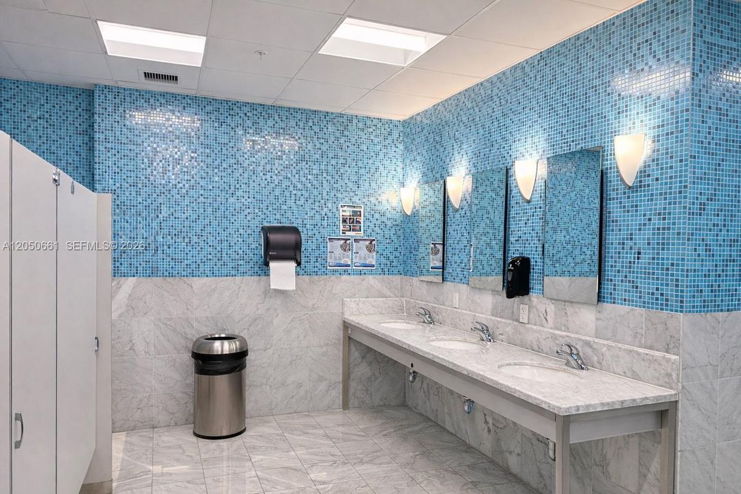 For Sale: $429,000 (1 beds, 1 baths, 848 Square Feet)