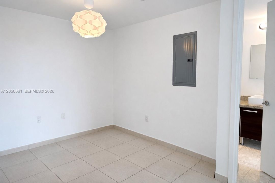 For Sale: $429,000 (1 beds, 1 baths, 848 Square Feet)