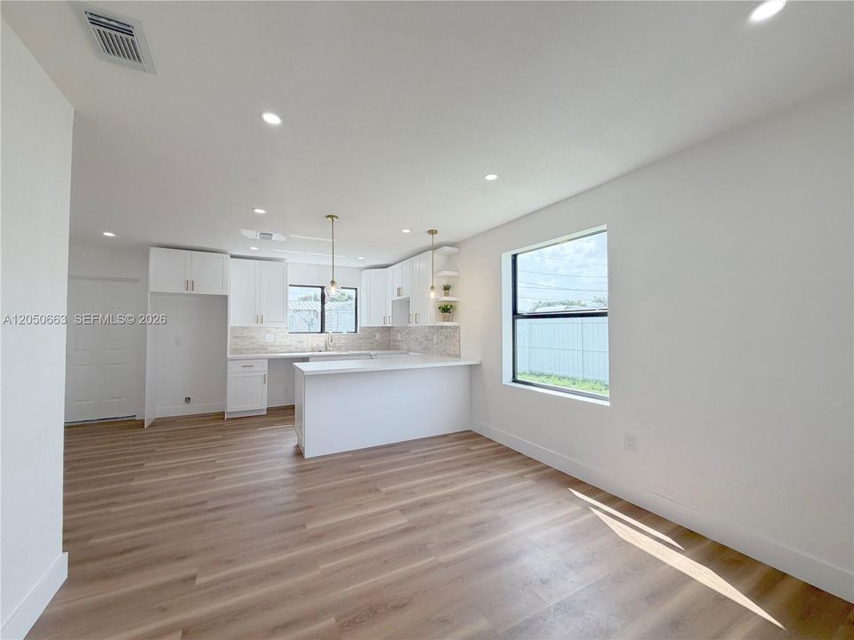 For Sale: $519,000 (3 beds, 2 baths, 952 Square Feet)