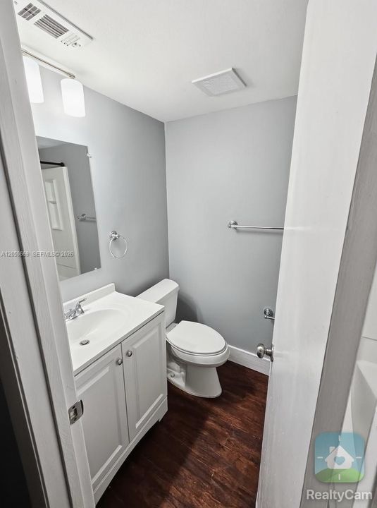 For Rent: $1,599 (2 beds, 2 baths, 900 Square Feet)