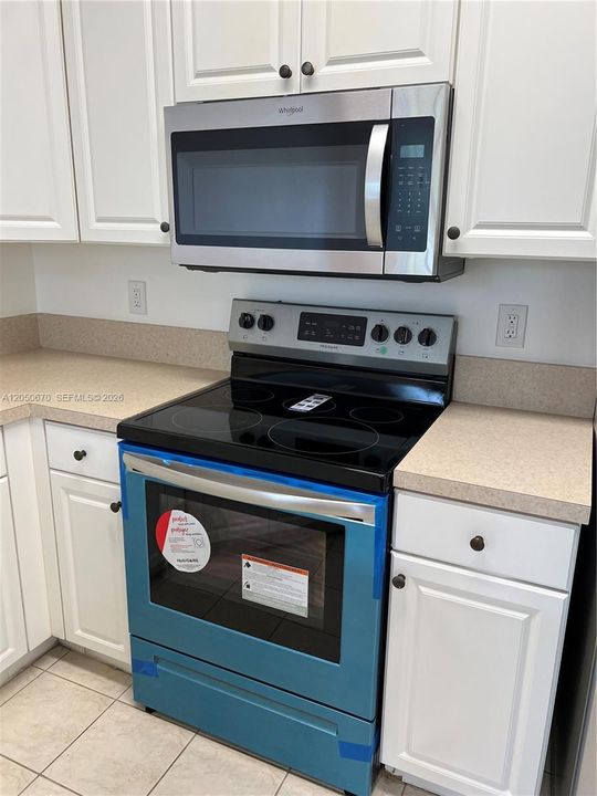 For Rent: $2,150 (1 beds, 1 baths, 723 Square Feet)