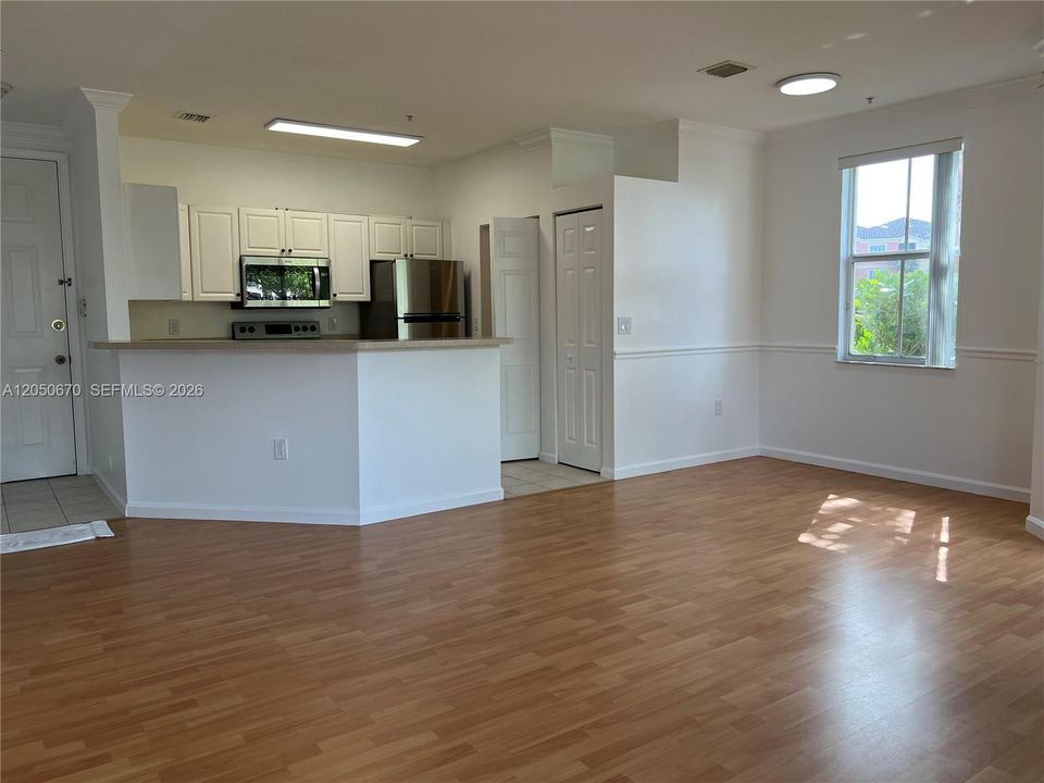 For Rent: $2,150 (1 beds, 1 baths, 723 Square Feet)