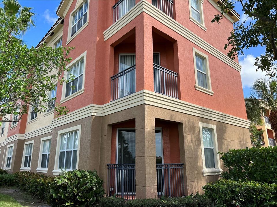 For Rent: $2,150 (1 beds, 1 baths, 723 Square Feet)