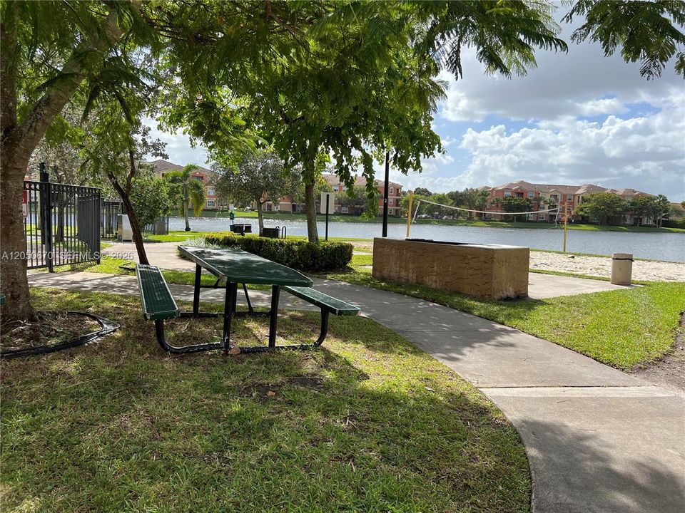 For Rent: $2,150 (1 beds, 1 baths, 723 Square Feet)