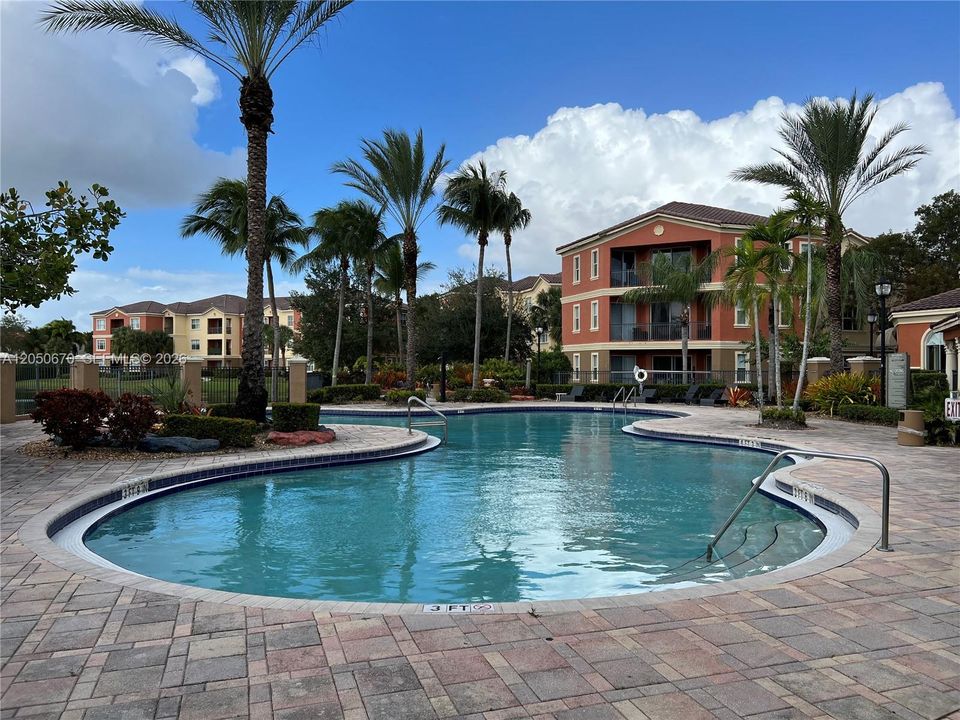 For Rent: $2,150 (1 beds, 1 baths, 723 Square Feet)
