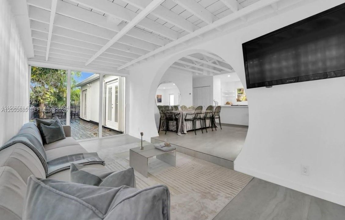 For Sale: $1,650,000 (3 beds, 2 baths, 1485 Square Feet)