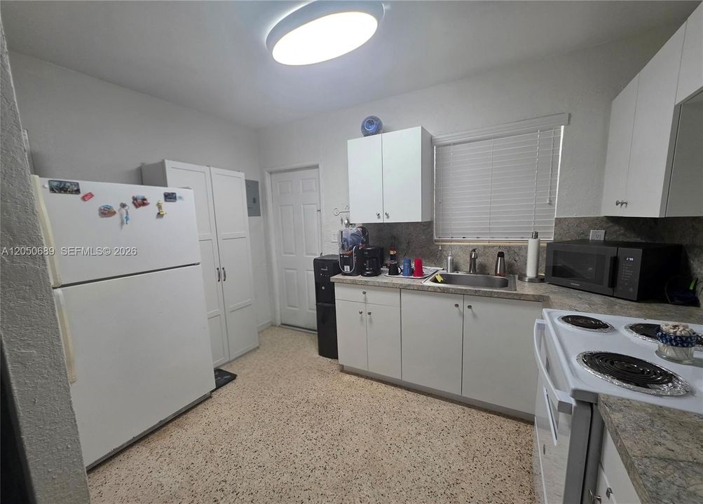 En Venta: $649,000 (0 camas, 0 baños, 1408 Pies cuadrados)