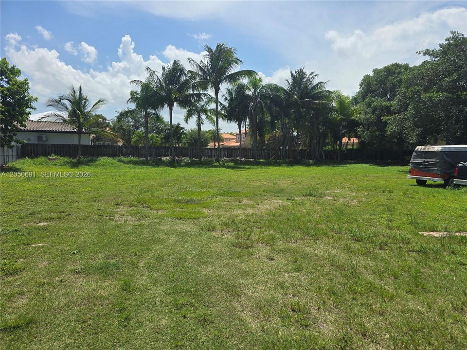 For Sale: $1,000,000 (1.05 acres)