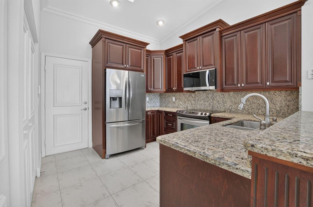 9875 Harbour Lake Cir