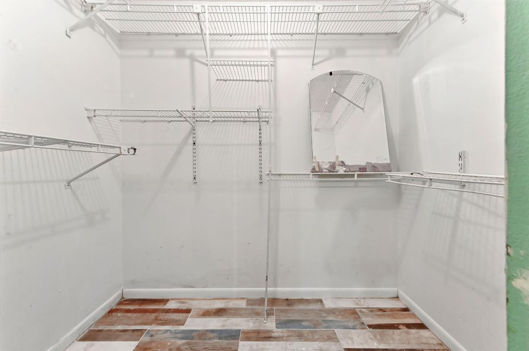 19 closet 01