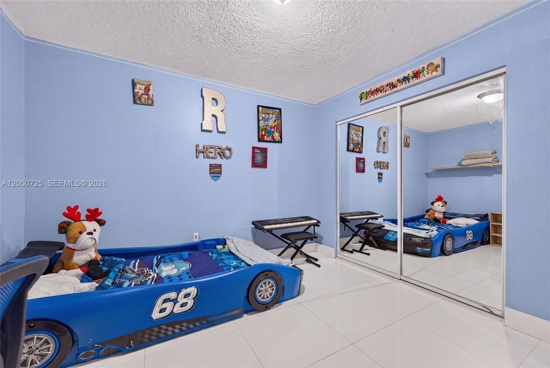 For Sale: $280,000 (2 beds, 2 baths, 932 Square Feet)