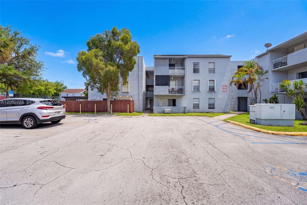 For Sale: $280,000 (2 beds, 2 baths, 932 Square Feet)