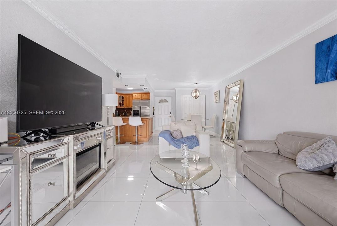 For Sale: $280,000 (2 beds, 2 baths, 932 Square Feet)