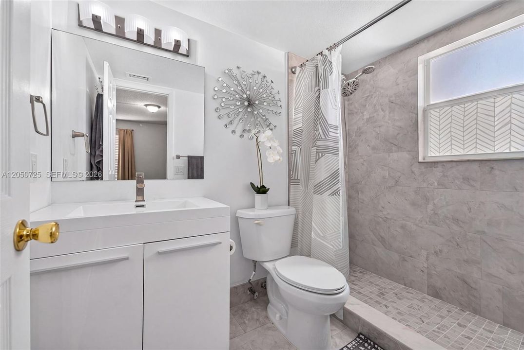 For Sale: $280,000 (2 beds, 2 baths, 932 Square Feet)